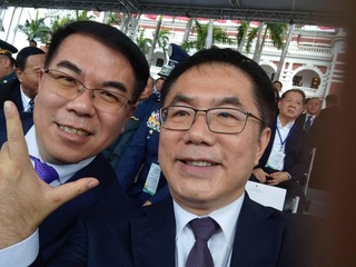 出席正副總統就職典禮 黃偉哲玩自拍、合影