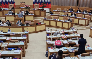 卓冠廷批活動中心5缺失  新北市府：全力改善