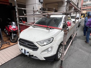 高雄施工店面旁被停車拒移 屋主反制鷹架包圍挨罰