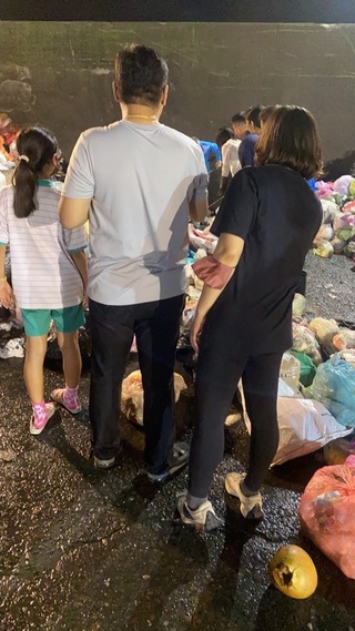 女童倒垃圾連手機一起丟 員林清潔隊挖找垃圾山尋回