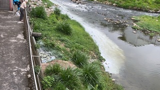 清洗殘漆廢水染白客雅溪 竹市環保局查獲將開罰