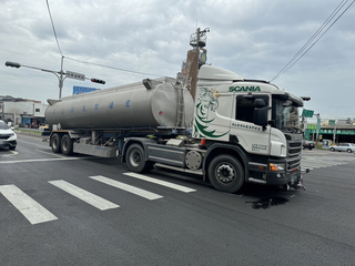 騎車迴轉機車遭油罐車輾過 彰化73歲婦幸甩路旁輕傷