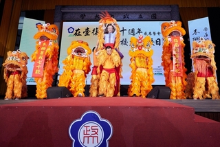 雄鷹籃球創辦人姜豐年陳怡樺 獲頒政大特別貢獻獎