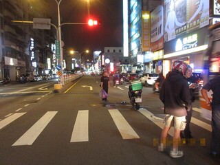台中外送員騎車擦撞行穿道行人 2人倒地受傷