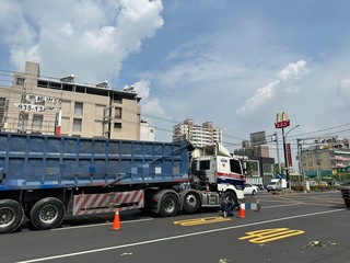 高雄曳引車路口轉彎未讓 夫婦機車雙載直行遭撞妻死