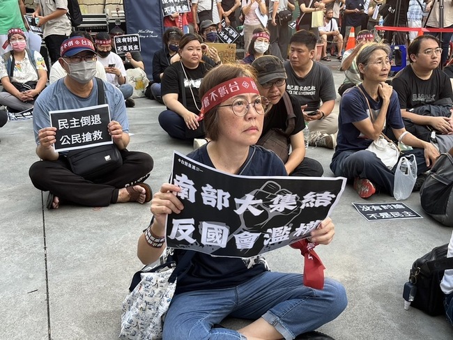 高雄反國會濫權 數百人喊「藍白不倒、台灣不好」 | 華視新聞