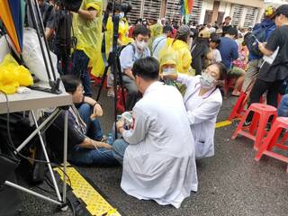 3000人湧立院周邊  民眾疑身體不適倒地