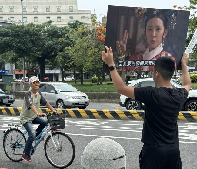 台南民眾無聲訴求反國會濫權  獲響應物資不絕 | 華視新聞
