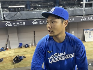 秋山幸二指點悍將球員 與王勝偉20年前就結緣