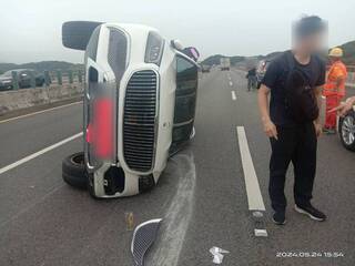 國3聯結車變換車道肇事 千萬邁巴赫翻了