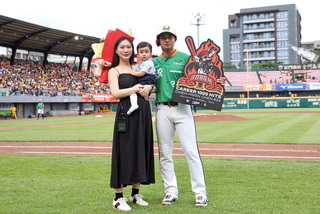 陳傑憲千安中職第28人為獅隊最速 老婆兒子獻花