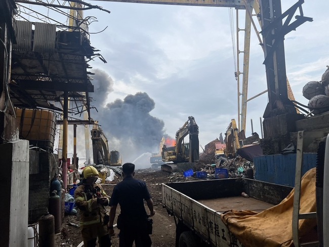 旗津造船廠火警 工人拆除不慎延燒船隻 | 華視新聞