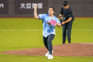 陳念琴踏上大巨蛋為悍將開球 葉子霆是高中學弟