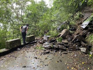 連日下雨新北烏來山區落石 桶後林道暫封閉