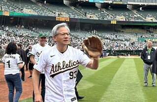 美職舊金山台灣日 黃仁勳穿「93」號球衣開球