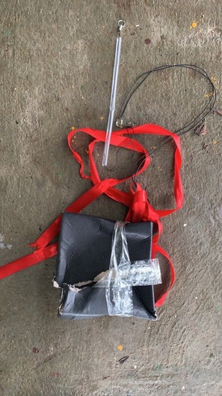 二膽島遭無人機投擲政治口號紙盒  軍方：認知戰伎倆