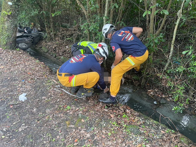 花蓮女子疑服藥後騎機車 自撞路樹跌入排水溝身亡 | 華視新聞
