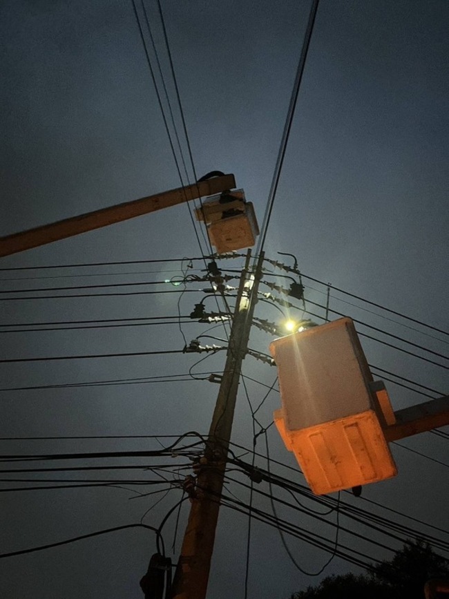 松鼠爬過電桿釀竹市1350戶停電 搶修後晚間復電 | 華視新聞