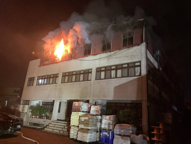 桃園蘆竹工廠凌晨大火  32人逃生1移工受傷 | 華視新聞