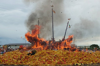 台南西港刈香壓軸 曾文溪畔送王燒王船湧人潮