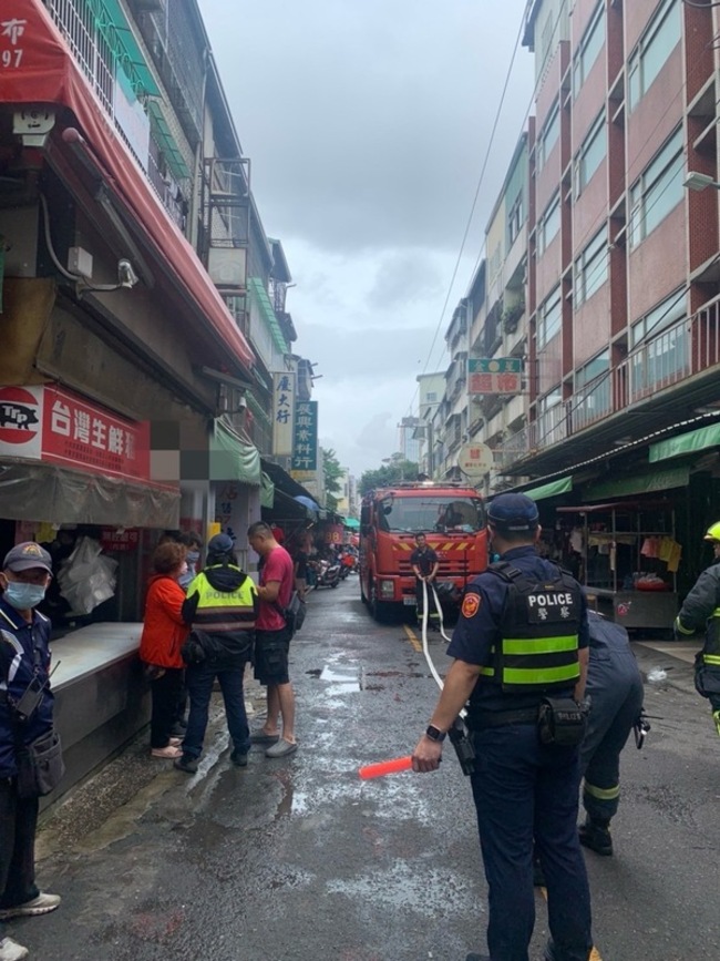 台中東興市場肉鋪樓上住宅起火 2人嗆傷送醫 | 華視新聞