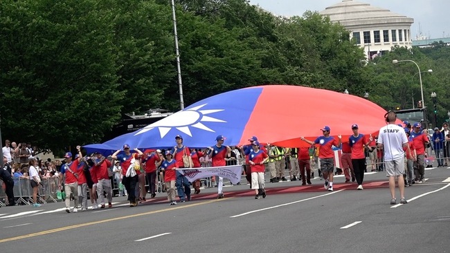 華府陣亡將士紀念日遊行 駐美官員巨幅國旗齊參與 | 華視新聞