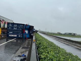 疑大雨視線不佳 西濱快線西段貨櫃車撞護欄側翻
