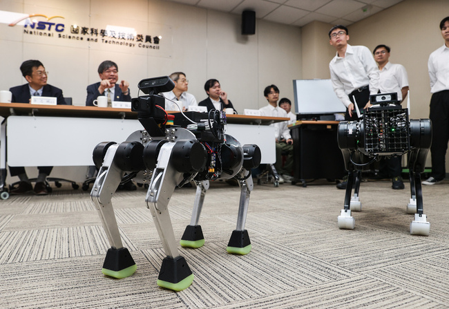 首批台灣自主研發AI機器狗亮相 年底前學會爬樓梯 | 華視新聞