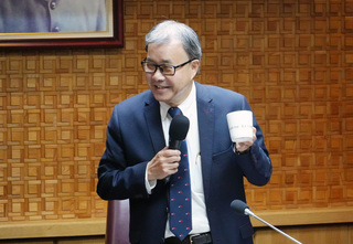 鄭英耀首次主持教育部會報 送司處長瓷杯、巧克力