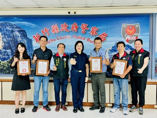 守護義交執勤安全 竹縣議員贈物資