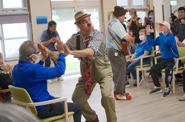 2以色列小丑醫生巡迴花蓮連5天 帶來歡笑聲撫慰災區 | 華視新聞