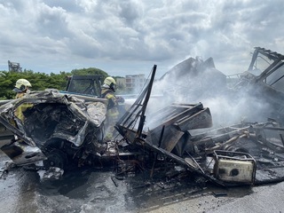 台南學甲台84線聯結車疑追撞工程車  1命危1重傷