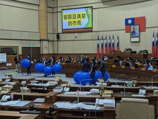 基隆綠議員質詢戳破藍色氣球  諷謝國樑貪婪邪惡
