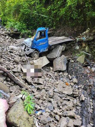 南投小貨車翻落產業道路邊坡  男子遭土石掩埋不治