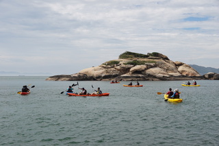 北市國中生馬祖交流 學習海上操槳划獨木舟
