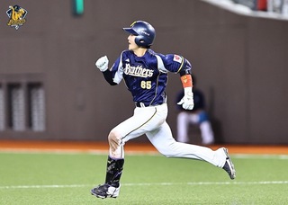 高宇杰中職生涯首支三壘打有點喘 捕手更重守備