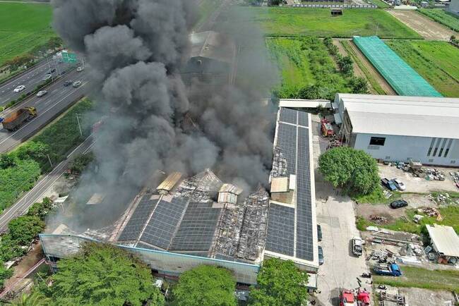 台南2000坪橡膠加工廠火警 火勢控制無人受困 | 華視新聞