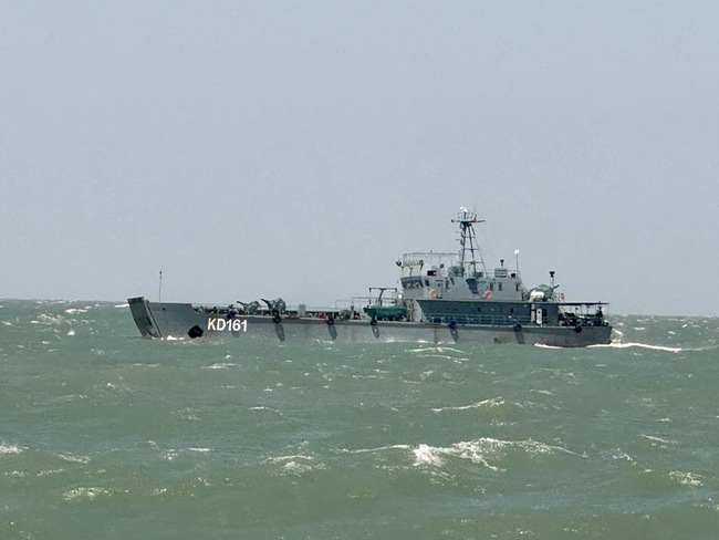 共軍2陸軍補給船闖金門限制水域 海巡示警驅離 | 華視新聞