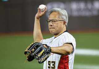 黃仁勳登大巨蛋開球 身著93號球衣「葉總」陪練投