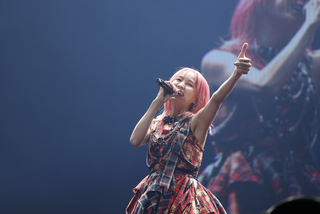 「鬼滅之刃」歌姬LiSA睽違6年訪台 9千粉絲嗨翻合唱