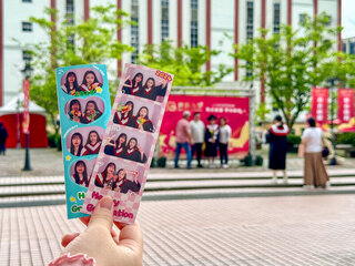 世新大學畢業典禮融入AI 拍貼機製作人生4格照