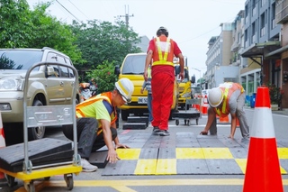 桃園路口設置新組合式減速平台 車速平均降3成