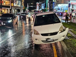 7旬翁開車闖高雄輕軌軌道 左肩挫傷還要挨罰