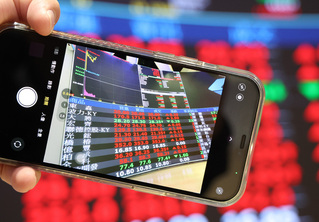 黃仁勳概念股熱 台股大漲362點收復所有均線