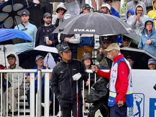 潘政琮桿弟滑倒傷退 加拿大公開賽球迷幫忙背球袋