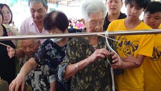 嘉縣鹿草祖孫傳承技巧 102歲人瑞包粽贈弱勢
