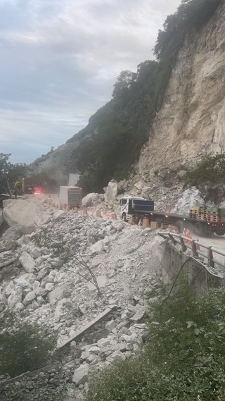 蘇花公路坍方連夜搶修  搶通單線雙向通行