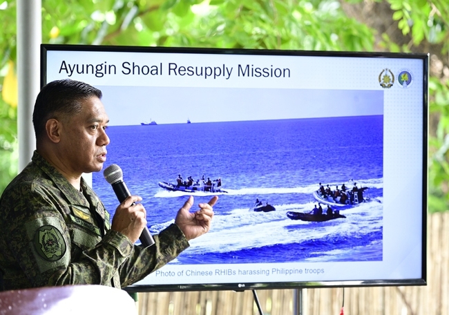 菲律賓否認槍指中國海警  控中方搶南海空投物資 | 華視新聞