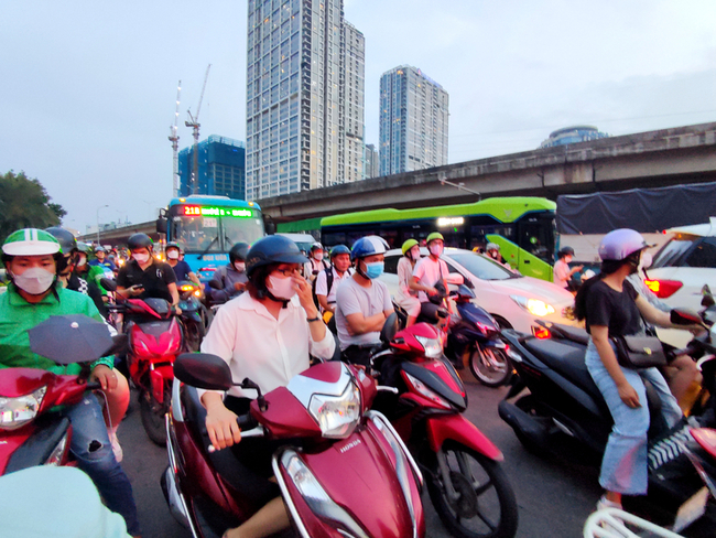 越南大城市生活不易 房價物價漲不停催生窮忙族 | 華視新聞