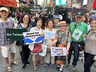 青鳥行動支持者自發聚集 紐約時報廣場飄台味